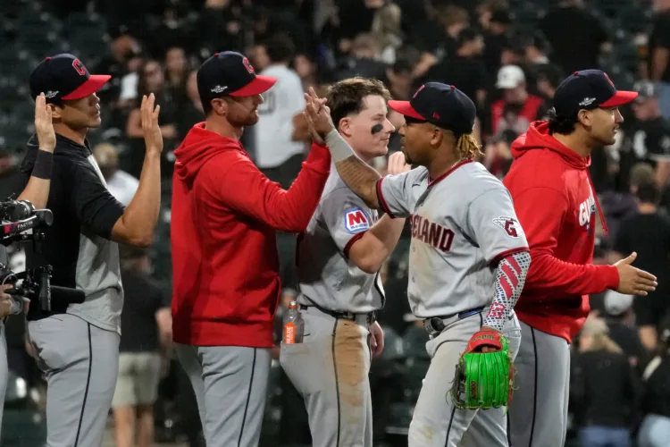 Ramírez's all-around performance helps the Guardians avoid elimination